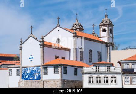 Porto, Portugal - 17. April 2023: Die Asulejos (traditionelle Keramikfliesen in typischer blauer Farbe) an der Spitze einer Kirche am Douro Riv Stockfoto