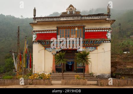 Sikkim, Indien - 22. März 2004 : Vorderansicht des friedlichen buddhistischen Andenklosters oder des Andhen-Klosters mit dem Himalaya im Hintergrund. Stockfoto