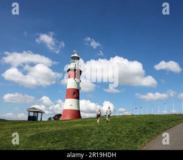 Smeatons Tower auf Plymouth Hoe. Die Union Jacks füllen die Fahnenstangen kurz nach der Krönung von König Karl III. Stockfoto