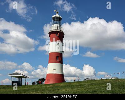 Smeatons Tower auf Plymouth Hoe. Die Union Jacks füllen die Fahnenstangen kurz nach der Krönung von König Karl III. Stockfoto