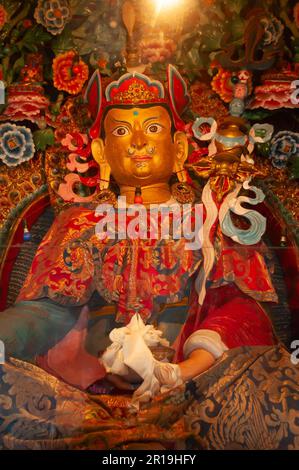 Sikkim, Indien - 22. März 2004 : Glasüberzogene, farbenfrohe buddhistische Götter, Göttinnen, die frühere Geburten Buddhas darstellen, im buddhistischen Andhey-Kloster. Stockfoto