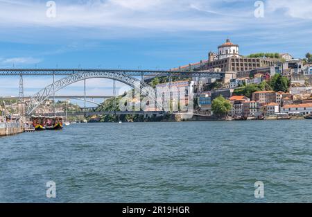 Porto, Portugal - 17. April 2023: Brücke Dom Louis I über den Fluss Douro mit dem Kloster Serra do Pilar im Hintergrund Stockfoto