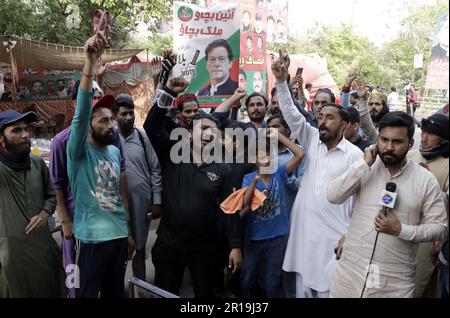 Aktivisten von Tehreek-e-Insaf (PTI) bieten Dua für den Imran Khan, PTI-Chef für seine Sicherheit, am Freitag, den 12. Mai 2023 im Zaman Park in Lahore an. Stockfoto