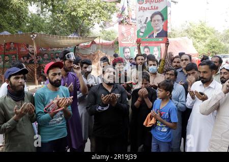 Aktivisten von Tehreek-e-Insaf (PTI) bieten Dua für den Imran Khan, PTI-Chef für seine Sicherheit, am Freitag, den 12. Mai 2023 im Zaman Park in Lahore an. Stockfoto