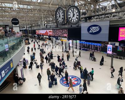 Waterloo, London, Großbritannien. 28. April 2023. Es war ein hektischer Tag an der Waterloo Station auf den South Western Railway Lines, da Tausende nach und von London für das Feiertagswochenende im Mai gereist sind. Weitere Streiks im Eisenbahnsektor wurden im Mai in einem anhaltenden Streit über Lohn- und Arbeitsbedingungen angekündigt. Kredit: Maureen McLean/Alamy Stockfoto