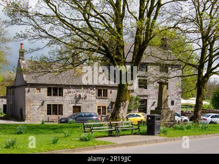 The Bull's Head auf dem Dorfgrün in Monyash im Derbyshire Peak District UK Stockfoto