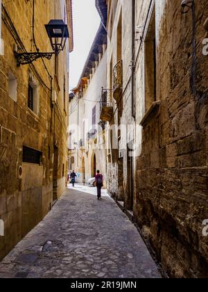 Enge Straße in der Altstadt von Palma auf Mallorca, Spanien Stockfoto