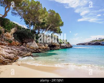 Ruhige Ecke des kleinen Sandstrands in Porto Cristo, einem Ferienresortjachthafen und Fischerdorf an der Küste von Südost-Mallorca Spanien Stockfoto