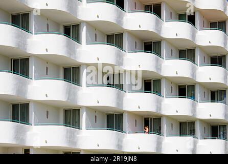 Balkone von Ferienwohnungen in einem mehrstöckigen Hotel auf Mallorca, Spanien Stockfoto