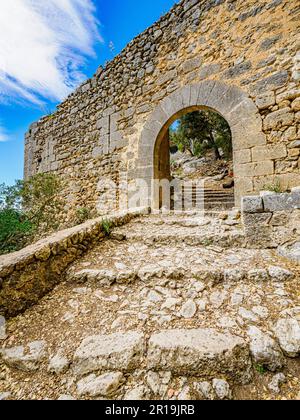 Steiler Pfad zum Pförtnerhaus der Festung Castell d'Alaro auf dem Gipfel des Puig d'Alaro im Tramuntana-Gebirge von Mallorca Spanien Stockfoto
