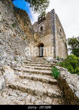 Steiler Pfad zum Pförtnerhaus der Festung Castell d'Alaro auf dem Gipfel des Puig d'Alaro im Tramuntana-Gebirge von Mallorca Spanien Stockfoto