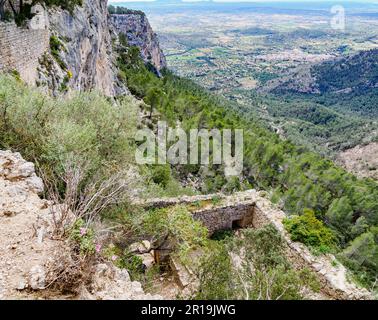 Blick vom Castell d'Alaro auf dem Gipfel des Puig d'Alaro im Tramuntana-Gebirge von Mallorca Spanien Stockfoto