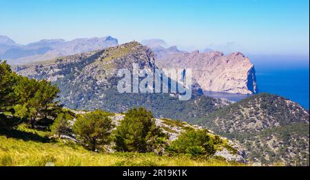 Die zerklüftete Halbinsel Formentor vom Wanderweg zur Na Blanca im Tramuntana-Gebirge Mallorcas, Spanien Stockfoto