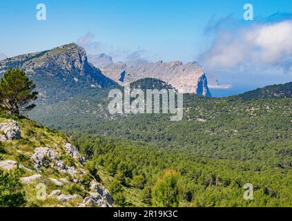 Die zerklüftete Halbinsel Formentor vom Wanderweg zur Na Blanca im Tramuntana-Gebirge Mallorcas, Spanien Stockfoto