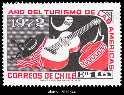 MOSKAU, RUSSLAND - 08. APRIL 2023: In Chile gedruckte Briefmarken zeigen Gitarre und Erdengläser, Serie „Year of American Tourism“, ca. 1972 Stockfoto