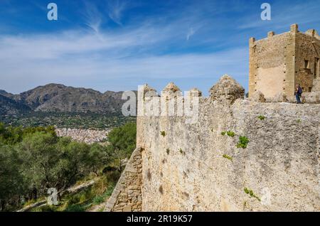 Die befestigte Santuari de la Mare de Deu del Puig auf dem Gipfel von Puig de Maria außerhalb von Pollenca im Tramuntana-Gebirge von Mallorca Spanien Stockfoto