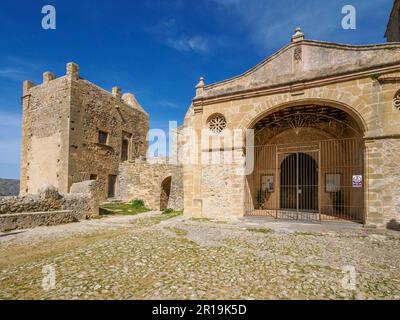 Die befestigte Santuari de la Mare de Deu del Puig auf dem Gipfel von Puig de Maria außerhalb von Pollenca im Tramuntana-Gebirge von Mallorca Spanien Stockfoto