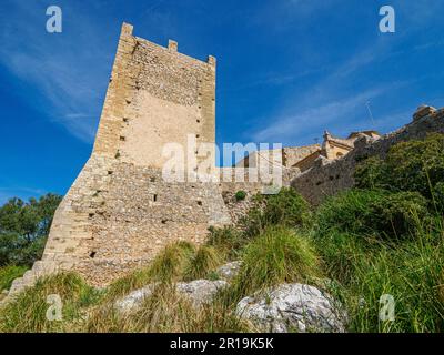 Die befestigte Santuari de la Mare de Deu del Puig auf dem Gipfel von Puig de Maria außerhalb von Pollenca im Tramuntana-Gebirge von Mallorca Spanien Stockfoto