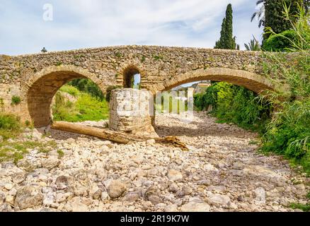 Pont Roma die römische Brücke über den trockenen Torrent de Sant Jordi durch Pollenca im Tramuntana-Gebirge von Mallorca Spanien Stockfoto