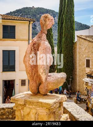 Große Skulptur La Madona von Bildhauer Joan Bennassar an der Calvari-Treppe in Pollenca Mallorca Spanien Stockfoto