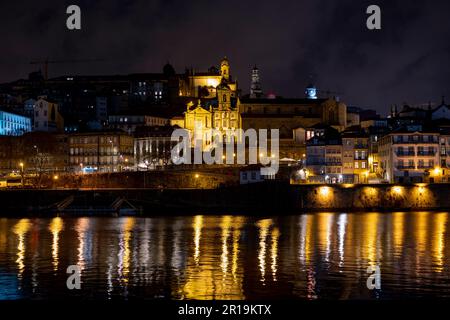 Porto, Portugal - 31.03.2023 Uhr: Nachtsicht auf den Fluss Douro und die Altstadt von Porto. Stockfoto