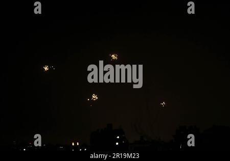 Gaza, Palästina. 11. Mai 2023. Das israelische Abwehrsystem Iron Dome fängt Raketen ab, die von Gaza-Stadt nach Israel abgeschossen wurden, am dritten Tag der schlimmsten Eskalation der Gewalt seit Monaten, an der 25 Menschen in der blockierten palästinensischen Enklave ums Leben kamen. (Foto: Mahmoud Issa/SOPA Images/Sipa USA) Guthaben: SIPA USA/Alamy Live News Stockfoto