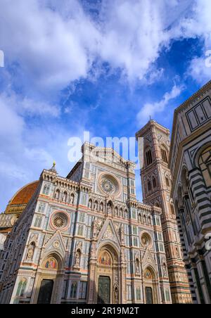 Typischer Blick auf Florenz: Die Kathedrale Santa Maria del Fiore mit Giottos Glockenturm und das Baptisterium, Italien. Stockfoto