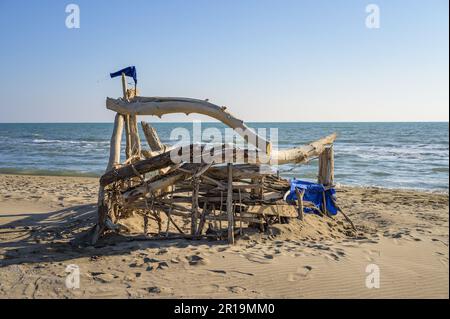 Unterschlupf aus Holz an einem Sandstrand in der Nähe von Salin-de-Giraud in der Camargue (Provence, Frankreich) an einem sonnigen Tag im Frühling, blauer Himmel Stockfoto