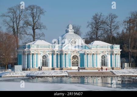 PUSCHKIN, RUSSLAND - 21. FEBRUAR 2023: Pavillon „Grotto“ im Jekaterininsky-Park von Zarskoye Selo am Februar Nachmittag Stockfoto