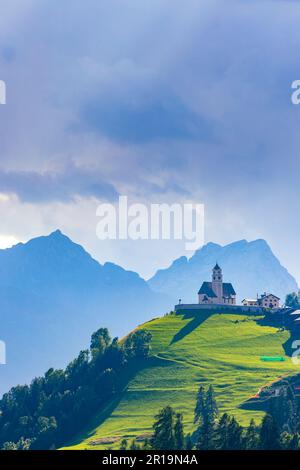 Berglandschaft mit Dörfern von Colle Santa Lucia mit Kirche in Dolomiten, Südtirol, Italien Stockfoto