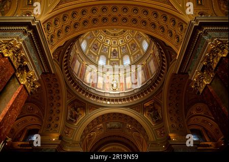 Kuppel der St.-Stephan-Basilika im Zentrum von Budapest, der Hauptstadt Ungarns. Innenansicht der Hauptkuppel im katholischen Dom. Stockfoto