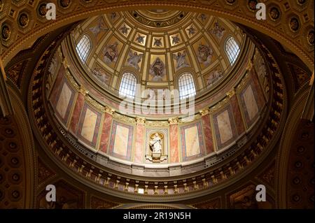 Kuppel der St.-Stephan-Basilika im Zentrum von Budapest, der Hauptstadt Ungarns. Innenansicht der Hauptkuppel im katholischen Dom. Stockfoto