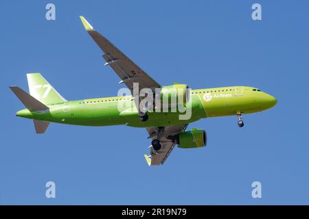 SANKT PETERSBURG, RUSSLAND - 14. APRIL 2023: Nahaufnahme des Airbus A320neo (RA-73428) der S7 Airlines im blauen wolkenlosen Himmel Stockfoto