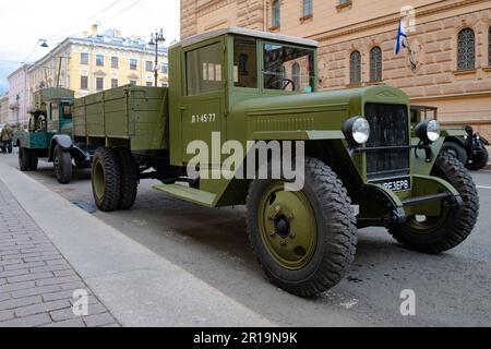 SANKT PETERSBURG, RUSSLAND - 04. MAI 2023: Nahaufnahme des sowjetischen Lkws ZIS-5V. Vorbereitungen für die Probe der Parade zu Ehren des Siegesfeiertages Stockfoto