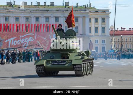 SANKT PETERSBURG, RUSSLAND - 09. MAI 2023: Sowjetischer Panzer der T-34-85 auf der Militärparade zu Ehren des Siegesfeiertages Stockfoto