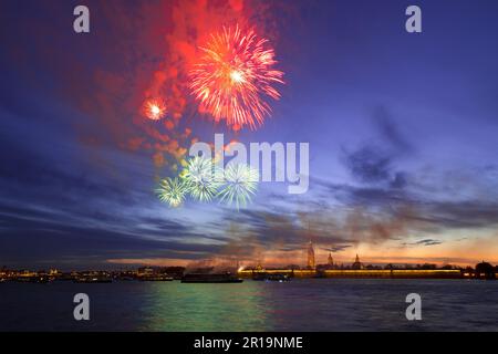 Feierlicher Salut über der Peter-und-Paul-Festung. Siegesfeiertag in St. Petersburg. Russland Stockfoto