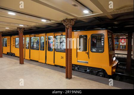 Gelbe U-Bahn in Budapest, Ungarn Stockfoto