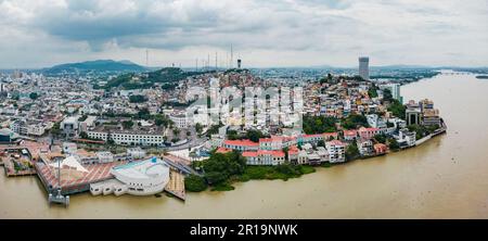 Malecon Simon Bolivar und Cerro Santa Ana in Guayaquil aus der Vogelperspektive, ein Erholungsort für Einheimische und Touristen in der Nähe der Innenstadt. Stockfoto