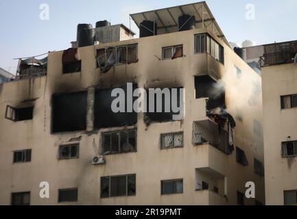 Gaza, Palästina. 12. Mai 2023. Feuer und Rauch steigen aus einer Wohnung auf, nachdem sie von israelischen Luftangriffen in Gaza-Stadt ins Visier genommen wurde. Militante israelische und Gazastreifen haben schweres Feuer ausgehandelt, als die Hoffnungen auf einen Waffenstillstand schwinden, um Tage der Kämpfe zu beenden, die Dutzende getötet haben. (Foto: Nidal Alwaheidi/SOPA Images/Sipa USA) Guthaben: SIPA USA/Alamy Live News Stockfoto