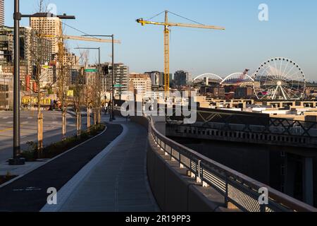 Seattle, USA. 27. April 2023. Die neue Alaska Way Straße, die am Ufer eröffnet wird. Stockfoto