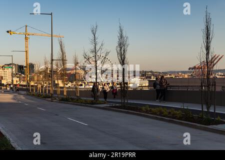 Seattle, USA. 27. April 2023. Die neue Alaska Way Straße, die am Ufer eröffnet wird. Stockfoto