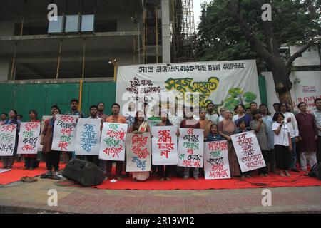 Baumschnitt, Dhanmondi Saat Masjid Road 12may2023, Dhanmondi Saat Masjid Road Trennlinie Baumschnitt Stop und einheimische Arten arbeiten an der Stelle des Schnitts Stockfoto