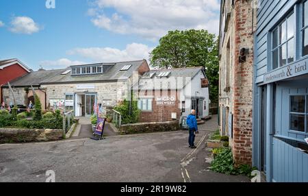 Galerien und Geschäfte im Kunsthandwerkviertel Old Town Mill von Lyme Regis, Dorset, Großbritannien, am 7. Mai 2023 Stockfoto