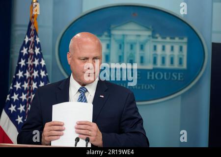 Washington, Vereinigte Staaten. 12. Mai 2023. Mitch Landrieu, Koordinator für die Implementierung der Infrastruktur, informiert die Medien am Freitag, den 12. Mai 2023, im James S. Brady Press Briefing Room des Weißen Hauses in Washington, DC. Kredit: Chris Kleponis/Pool über CNP/dpa/Alamy Live News Stockfoto