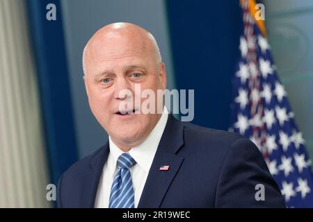 Washington, Vereinigte Staaten. 12. Mai 2023. Mitch Landrieu, Koordinator für die Implementierung der Infrastruktur, informiert die Medien am Freitag, den 12. Mai 2023, im James S. Brady Press Briefing Room des Weißen Hauses in Washington, DC. Kredit: Chris Kleponis/Pool über CNP/dpa/Alamy Live News Stockfoto