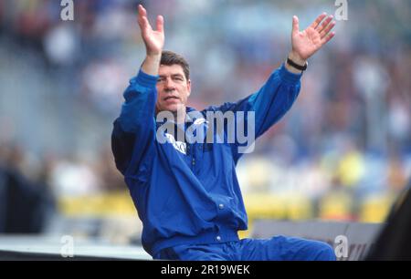 Kaiserslautern, Deutschland. 12. Mai 2023. firo: Fußball: Fußball: Fotos archivieren, Foto archivieren, Bilder archivieren, 1. Bundesliga-Saison 1997/1998, 97/98, 1. FC Kaiserslautern Otto Rehhagel, Trainer, Halbfigurenkredit: dpa/Alamy Live News Stockfoto