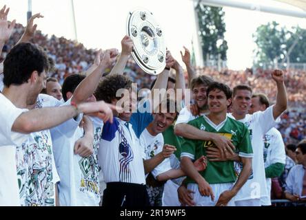 Kaiserslautern, Deutschland. 12. Mai 2023. firo: 05.06.1993 Fußball: Fußball: Fotos archivieren, Foto archivieren, Bilder archivieren, 1. Bundesliga Season 1992/1993, 92/93, VfB Stuttgart - SV Werder Bremen 0:3 SV Werder Bremen, wird Deutscher Champion Otto Rehhagel, Trainer, mit und Trophäe, championship Trophy Credit: dpa/Alamy Live News Stockfoto