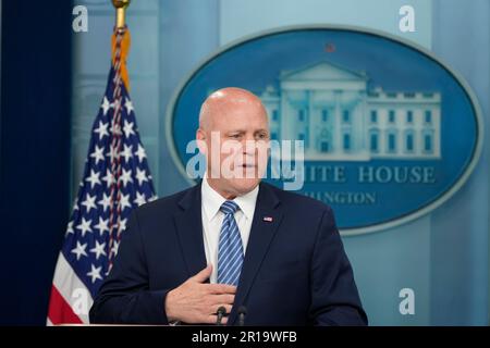 Washington, Vereinigte Staaten. 12. Mai 2023. Mitch Landrieu, Koordinator für die Implementierung der Infrastruktur, informiert die Medien am Freitag, den 12. Mai 2023, im James S. Brady Press Briefing Room des Weißen Hauses in Washington, DC. Kredit: Chris Kleponis/Pool über CNP/dpa/Alamy Live News Stockfoto