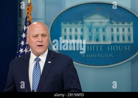 Washington, Vereinigte Staaten. 12. Mai 2023. Mitch Landrieu, Koordinator für die Implementierung der Infrastruktur, informiert die Medien am Freitag, den 12. Mai 2023, im James S. Brady Press Briefing Room des Weißen Hauses in Washington, DC. Kredit: Chris Kleponis/Pool über CNP/dpa/Alamy Live News Stockfoto