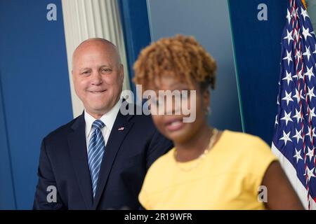 Washington, Vereinigte Staaten. 12. Mai 2023. Mitch Landrieu, Koordinator für die Implementierung der Infrastruktur, informiert die Medien am Freitag, den 12. Mai 2023, im James S. Brady Press Briefing Room des Weißen Hauses in Washington, DC. Kredit: Chris Kleponis/Pool über CNP/dpa/Alamy Live News Stockfoto